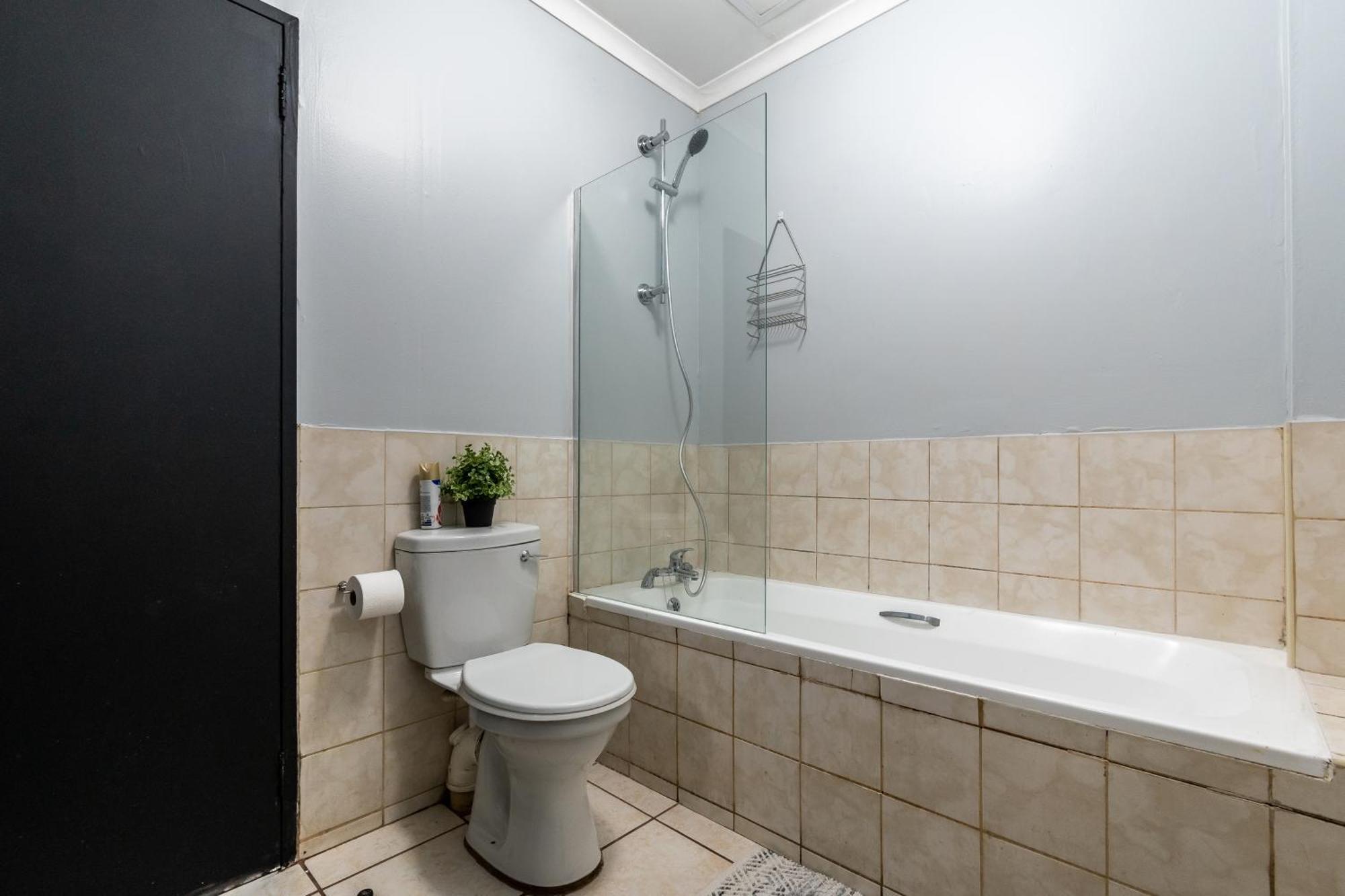 Appartement The Square 135- Studio With Free Parking, Pool & Gym Access à Le Cap Extérieur photo